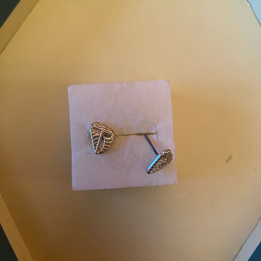 Leaf stud earrings - Picture 3 of 3
